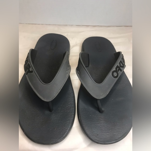 Oakley Men’s Grey flip flops sz 7. Great condition. - Picture 1 of 4